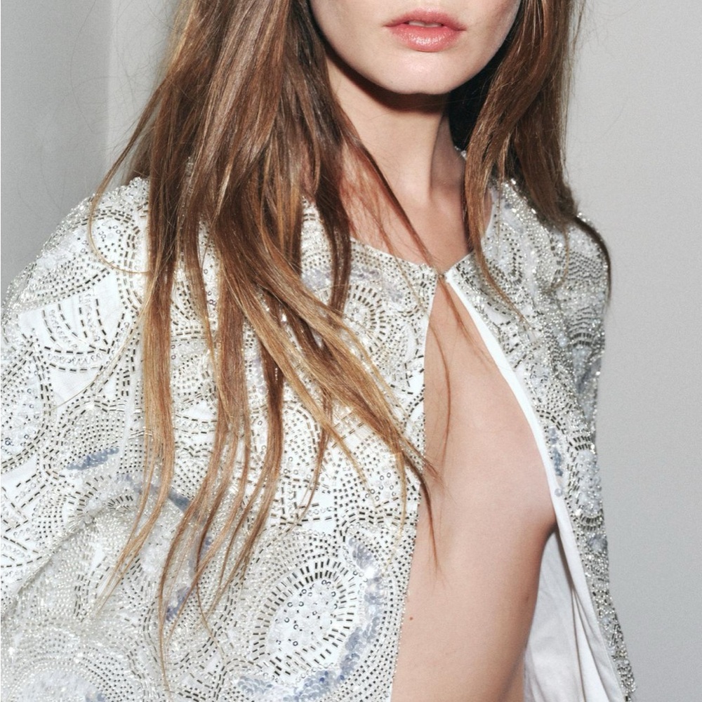 NWT ZARA BEAUTIFUL SEQUIN WHITE & SILVER ONE HOOK JACKET. SIZE SMALL